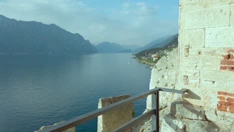 Experimente-La-Fascinante-Vista-De-Paralaje-Desde-El-Castillo-De-Malcesine-Con-Vista-Al-Lago-De-Garda.