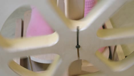 Füße-In-Rosa-Socken-Arbeiten-Doppel-Pedalpedale-Der-Modernen-Spinnrad