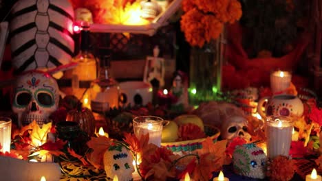 Ofrendas-Y-Elementos-En-El-Altar-Para-El-Día-De-Muertos,-Estableciendo-Inclinación-Hacia-Arriba