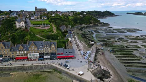 Cancale-promenade-with-oyster-beds-or-parks,-Brittany-in-France