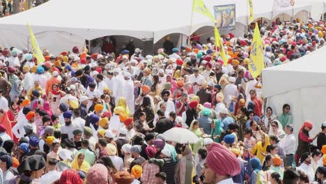 Riesige-Menschenmengen-Besuchen-Das-Nagar-Kirtan-Sikh-Frühlingserntefest-In-Calgary