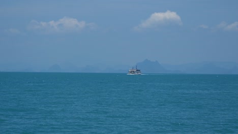 Handheld-Ansicht-Auf-Dem-Schiff-Auf-Dem-Offenen-Meer-Mit-Bergsilhouetten-In-Der-Ferne