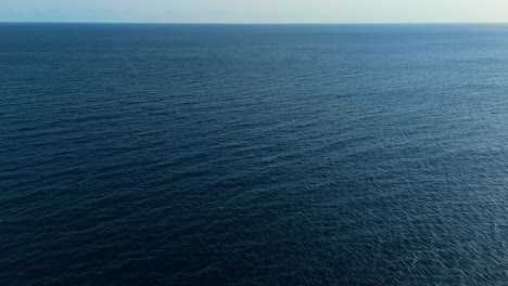 Panorama-Luftbild-über-Schrägen-Meeresströmungen,-Die-über-Die-Meeresoberfläche-Rieseln