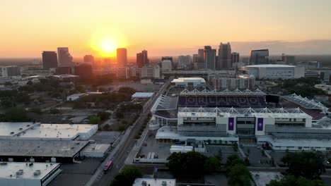 órbita-Aérea-Entre-Un-Estadio-Co-En-Orlando,-Florida