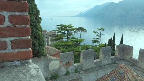 Castillo-Medieval-Y-Renacentista-De-Malcesine-Junto-Al-Lago-De-Garda-Con-Terreno-Rocoso,-Italia