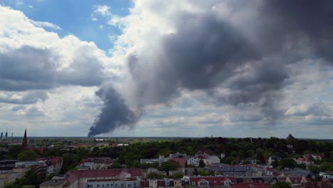 Catastrófica-Columna-De-Humo-Denso-Incendio-Importante-Sobre-El-Horizonte-Nublado-De-Berlín