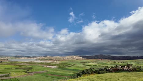 Ländliche-Landschaft-Mit-Bergen,-Grünen-Feldern-Und-Regenwolken-über-Marokko