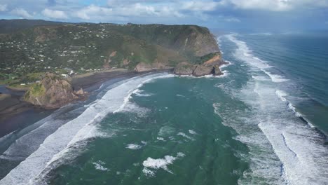 Vista-Aérea-Panorámica-De-La-Playa-De-Piha-En-El-Parque-Regional-Waitakere-Ranges-En-La-Región-De-Auckland,-Isla-Norte,-Nueva-Zelanda