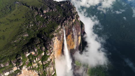 Auyan-Tepui-Berg-Mit-Angel-Falls-Im-Canaima-Nationalpark,-Venezuela