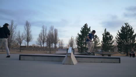 Kickflip-Trasero-Contundente-En-El-Skatepark