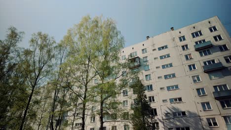 Hochhaus-Russische-Architektur-Fertighauswohnung-Im-Frühling-Mit-Balkon-Und-Fenster