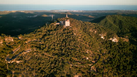 Luftaufnahme-Des-Ruhigen-Sant-Salvador-Heiligtums-Auf-Einem-Hügel-Auf-Mallorca
