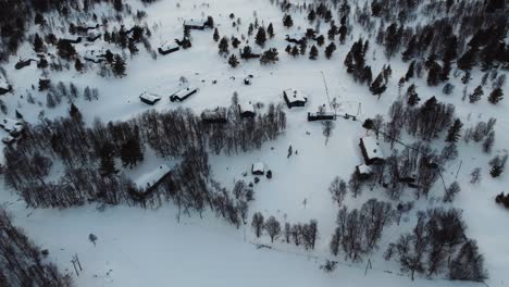 Überführung-über-Schneebedeckte-Hütten-In-Der-Nähe-Des-Rondane-Nationalparks,-Norwegen