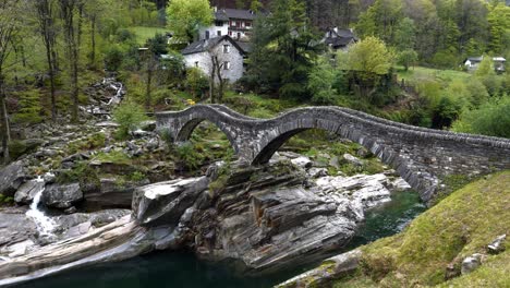 Berühmte-Brücke-Zwischen-Wald-Verzasca,-Lavertezzo