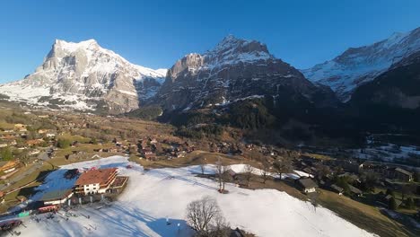Aufsteigende-Luftaufnahme-Des-Skigebiets-Grindelwald-In-Den-Schweizer-Alpen
