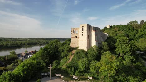 View-for-Ruins-of-a-Romanesque-castle-in-Kazimierz-Dolny,-Poland