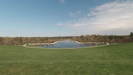 Art-Hill-Overlooking-Emerson-Grand-Basin-Fountains-and-Forest-Park-in-St-Louis,-Missouri,-USA