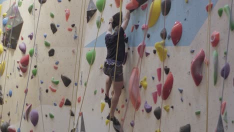 Hombre-Fuerte,-Escalada-En-Pared-Interior-Y-Boulder,-Deportes-Extremos