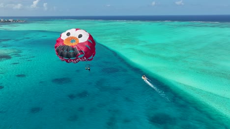 Parasailing-In-San-Andrés,-Providencia-Und-Santa-Catalina,-Kolumbien