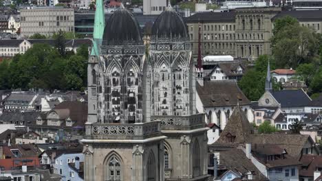 Langsame-Rückwärtsfahrt-Einer-Drohne-Mit-Einer-Kamera-Auf-Dem-Zürcher-Münster-In-Der-Altstadt