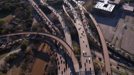 Cruce-E-Intercambio-De-Autopistas-Americanas,-Vista-Aérea-De-Pájaro,-Volando-Por-Encima-Del-Tráfico-Y-Carreteras-Elevadas