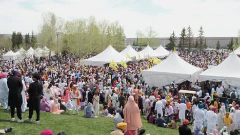 Sikh-Nagar-Kirtan,-Das-Frühlingserntefest-In-Calgary-Zieht-Riesige-Menschenmengen-An