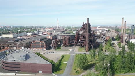 Toma-Panorámica-Con-Drones-De-La-Antigua-Zona-Industrial-De-Dolní-Vítkovice-En-Ostrava.