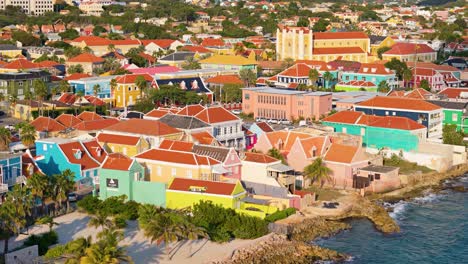 Leuchtend-Gelb-Orange-Blau-Mehrfarbige-Wohngebäude-In-Willemstad-Curacao-An-Der-Küste