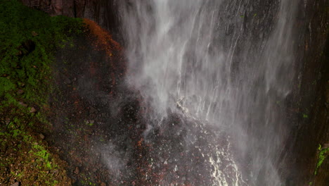 Salpicaduras-De-Agua-Sobre-Las-Rocas-En-El-Fondo-Del-Salto-Ángel-En-El-Parque-Nacional-Canaima,-Venezuela