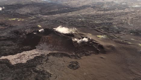 Fumar-Colina-De-Roca-Volcánica-ígnea-En-Un-Desolado-Páramo-De-Escoria,-Islandia