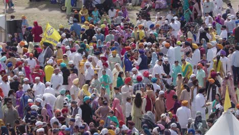 Sikhs-Con-Coloridos-Saris,-Kurtas-Y-Turbantes-Disfrutan-Del-Festival-Nagar-Kirtan