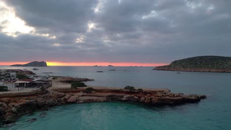 Strand-Von-Cala-Comte-Mit-Booten,-Atemberaubender-Sonnenuntergangshimmel-Auf-Ibiza