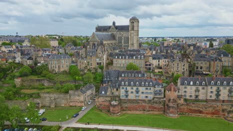 Gourdaine-Garden-along-ancient-walls-of-Le-Mans-with-Saint-Julien-Cathedral,-France