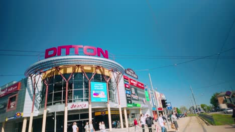 Ditton-Daugavpils-Einkaufszentrum-Fassade-Mit-Marken-Und-Logos-Dutch-Angle-Dolly