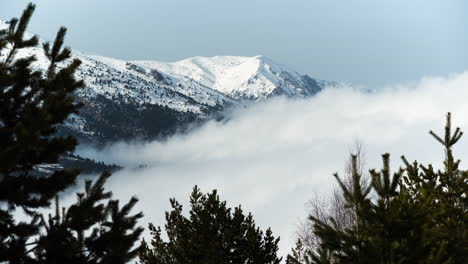 Time-lapse-Nubes-Moviéndose-Flotando-Debajo-De-La-Montaña-Cubierta-De-Nieve-Día-Kaimaktsalan-Grecia-Voras