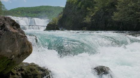 Ein-Wasserfall-Mit-Viel-Wasser-Auf-Einem-Sauberen-Und-Wilden-Gebirgsfluss