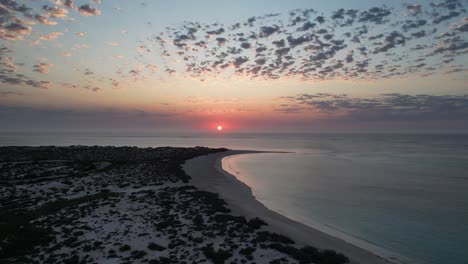 Puesta-De-Sol-Sobre-El-Horizonte-Con-Formación-De-Nubes-En-El-Cielo,-Disparo-De-Muñeca-Con-Drones