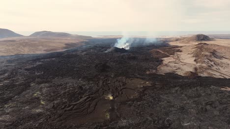 Fumar-Volcán-Activo-Grindavík-En-Un-Desolado-Paisaje-Volcánico