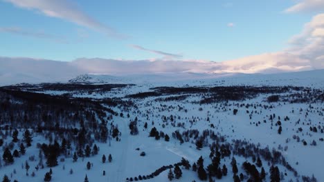 Drohnenaufnahme-Mit-Blick-über-Den-Rondane-Nationalpark-Von-Außerhalb-Des-Parks