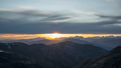 Sonnenuntergang-über-Der-Berglandschaft-Mit-Dramatischen-Wolken-Und-Sanftem-Licht,-Malerische-Aussicht