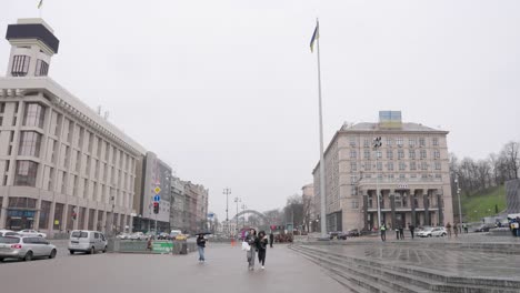 Menschen-Laufen-An-Regnerischen-Tagen-über-Breite-Bürgersteige-In-Der-Khreshchatyk-Straße-In-Kiew,-Ukraine