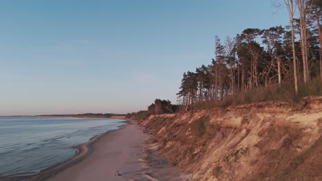 Luftaufnahme-Der-Küste-Der-Ostsee-In-Jurkalne-Am-Abend-Bei-Sonnenuntergang