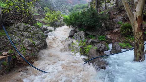 Ras-El-Ma-En-Chefchaouen,-Marruecos-Después-De-Una-Fuerte-Cascada-De-Lluvia