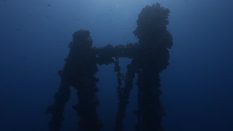 Toma-De-Luz-De-Fondo-De-Una-Estructura-Submarina-De-Un-Naufragio-En-Aguas-Cristalinas-De-Palau,-Micronesia,-Océano-Pacífico