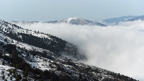 Zeitraffer-Wolken-Ziehen-über-Den-Schneebedeckten-Berghang,-Tag-Zoomt-Herein,-Kaimaktsalan,-Griechenland,-Voras