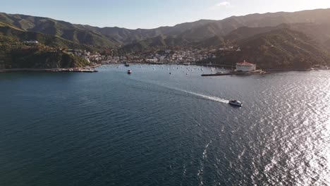 Avalon-Auf-Catalina-Island-Mit-Booten,-Die-In-Sonnenbeschienenen-Gewässern-Kreuzen,-Luftaufnahme