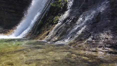 Experimente-La-Serena-Belleza-De-Una-Cascada-Capturada-Por-Una-Cámara-Fija