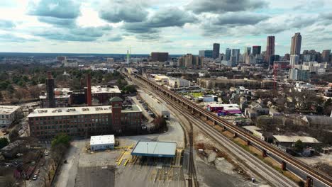 Paisaje-Urbano-Con-Edificios,-Ferrocarriles-Y-Puentes-En-Atlanta,-Georgia---Toma-Aérea-De-Drones