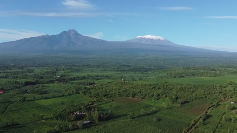 Eine-Wunderschöne-Luftaufnahme-Von-Afrikas-Höchstem-Berg,-Mt.