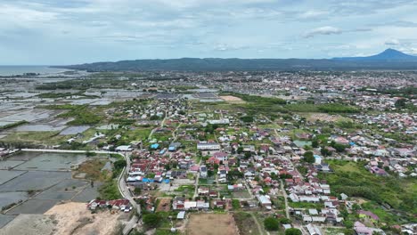 Panorámica-Aérea,-Paisaje-Urbano,-Mezcla-De-Edificios-Modernos,-Arquitectura-Indonesia